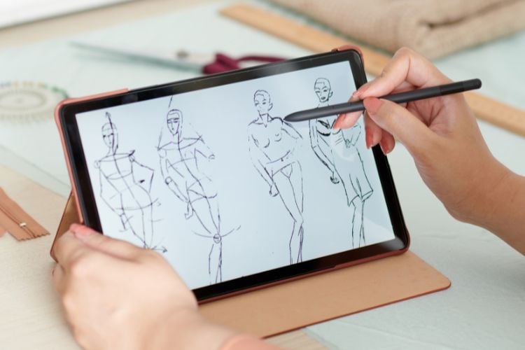 Estilista desenhando looks em tablet