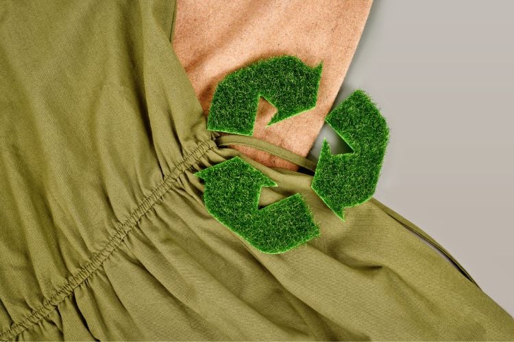 Roupas com ícone da sustentabilidade 
