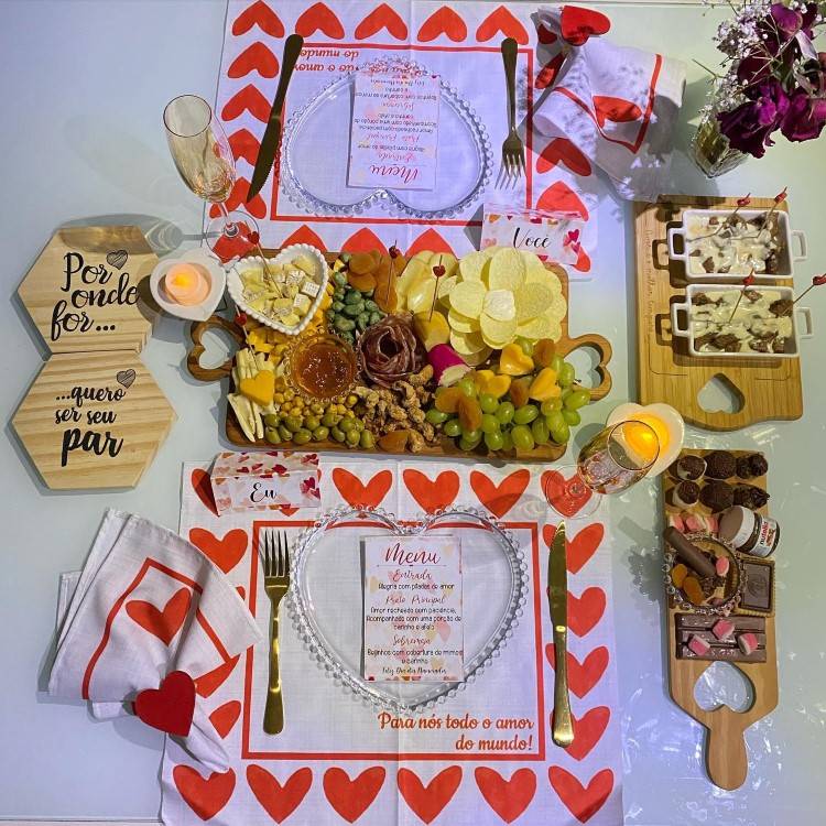 Lembrancinhas de Dia dos Namorados: mesa com frios e menu com entrada, prato principal e sobremesa