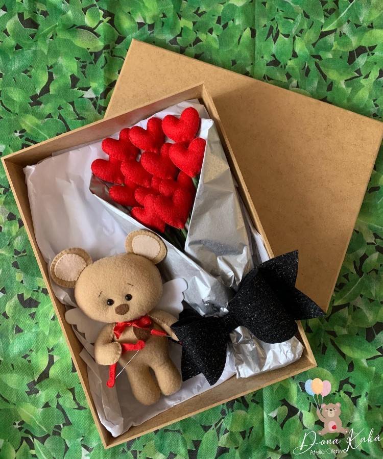 Lembrancinhas de Dia dos Namorados feita de felto: buquê de corações e urso
