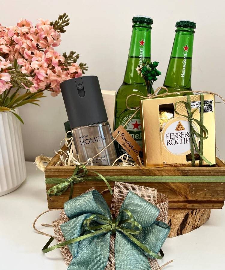 Presente de Dia dos Namorados cuidado pessoal: cesta com cervejas, chocolates e perfume