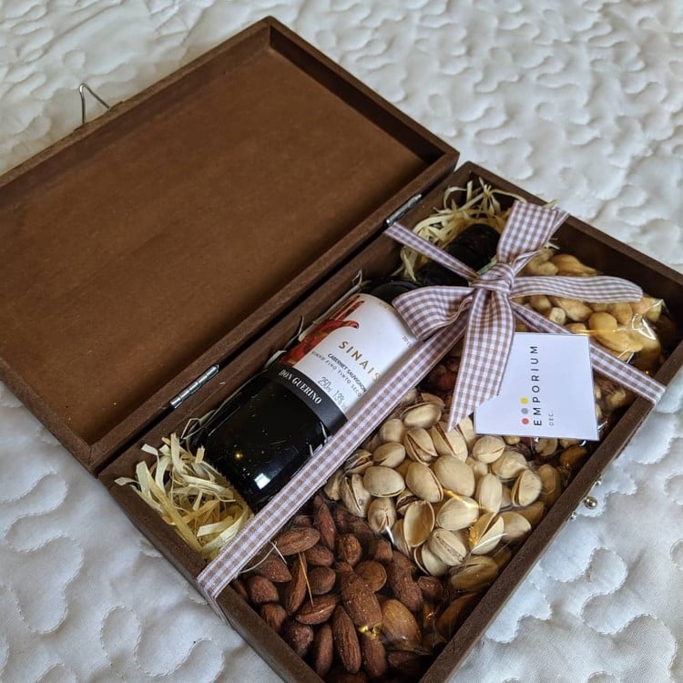 Presente luxuoso para namorado homem: caixa com vinho e amêndoas