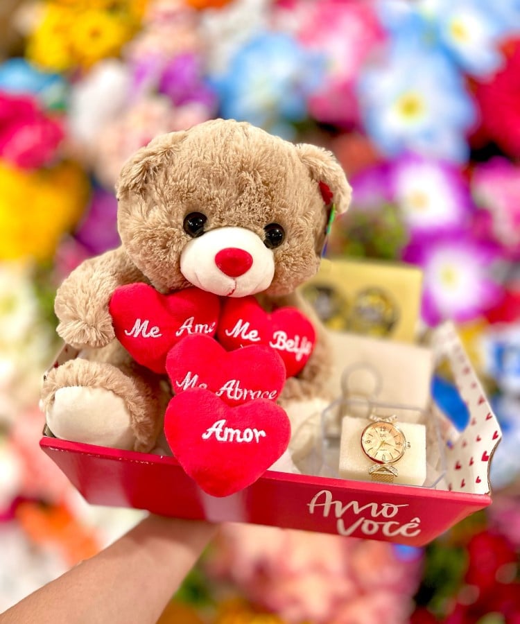 Lembrancinhas fofas de Dia dos Namorados: cesta com urso de pelúcia com corações e frases escritas