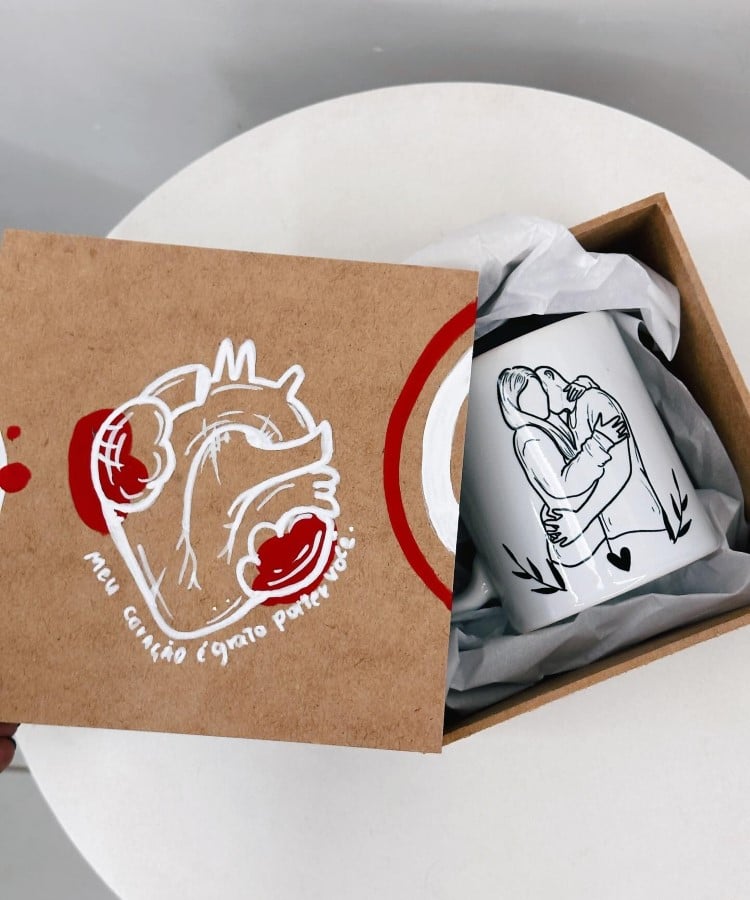 Lembrancinhas para Dia dos Namorados com M.D.F: caixa pintada à mão com caneca dentro