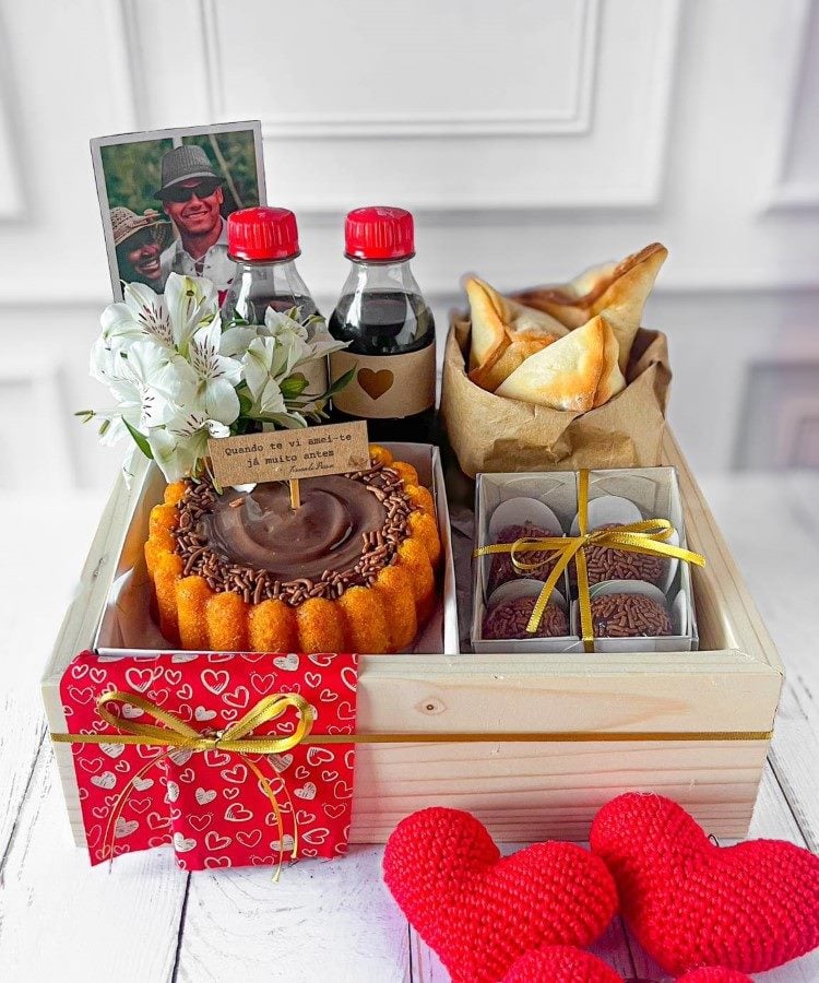 Kit de Dia dos Namorados para café da manhã: cesta com bolo, esfirras, coca-cola, brigadeiros, fotos