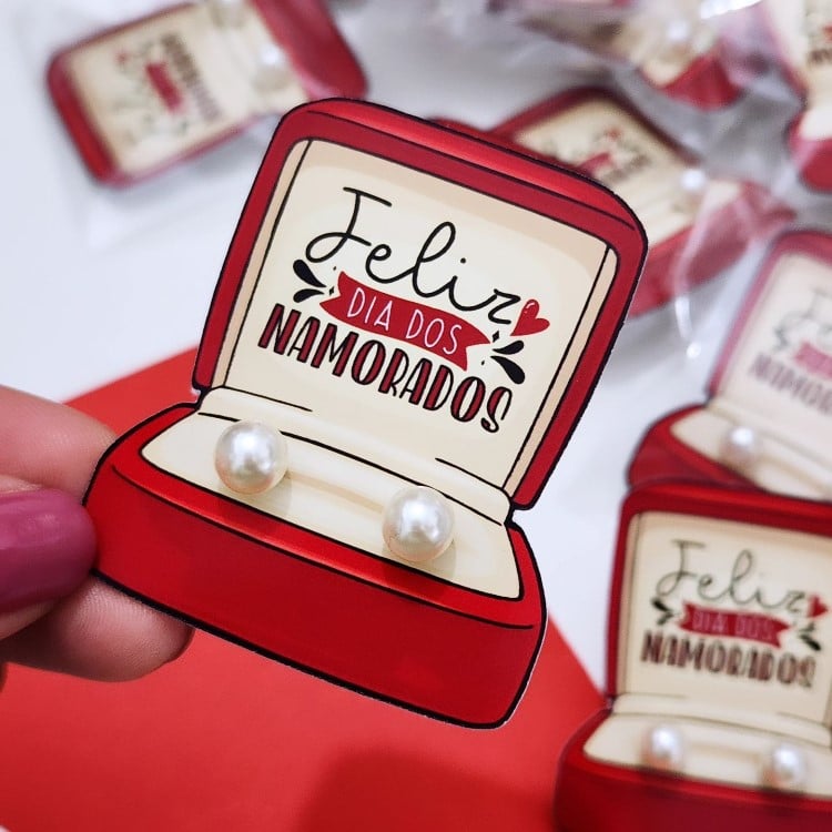 Lembrancinhas de Dia dos Namorados para clientes: tag em formato de caixinha de anel com par de briuncos de pérolas