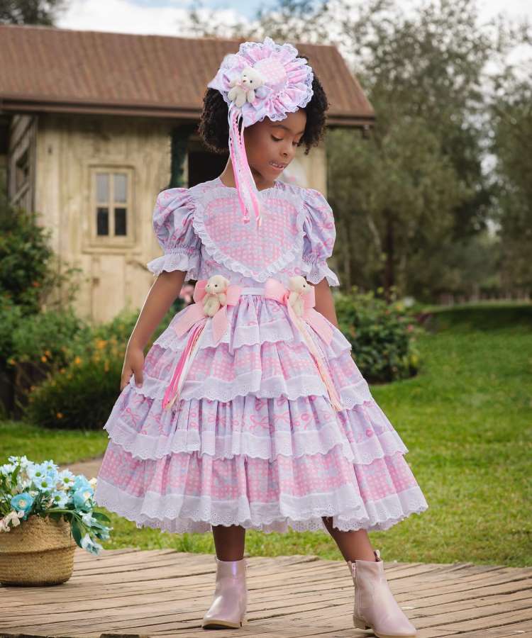 menina com look rosa claro e lilás para festa junina infantil