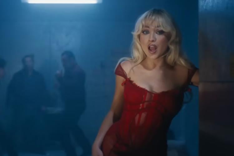 Sabrina Carpenter estrela em seu videoclipe "Please Please Please" usando lingerie vermelha