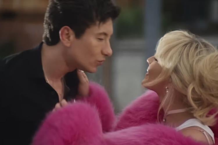 Sabrina Carpenter estrela em seu videoclipe "Please Please Please" usando casaco felpudo pink com alça do sutiã aparecendo