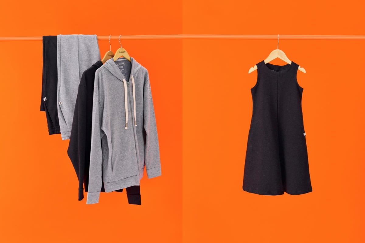Montagem de duas fotos que aparecem na matéria, de dois conjuntos de jaqueta e calça de moletom, um preto e um cinza e vestido preto slim, ambos em um fundo laranja