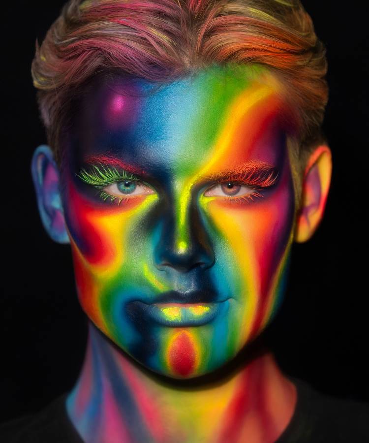 Maquiador LGBT Trevor Barret, com make colorida por todo o corpo, efeito holográfico