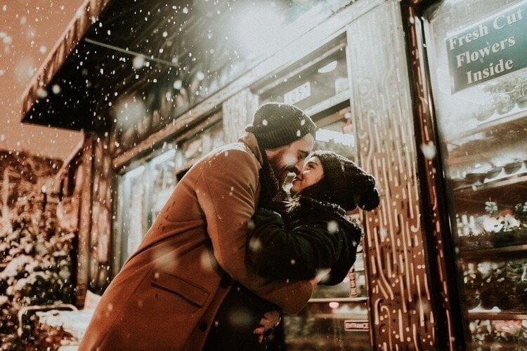 Homem e mulher se beijado na neve