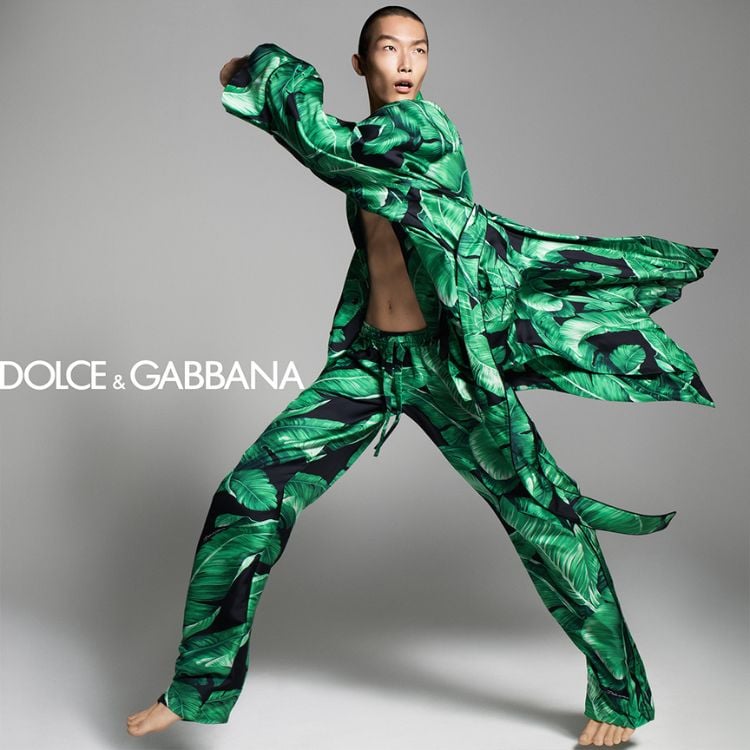 Homem asiático usando pijama verde da Golce&Gabbana, com calça e blusa de manga comprida aberta