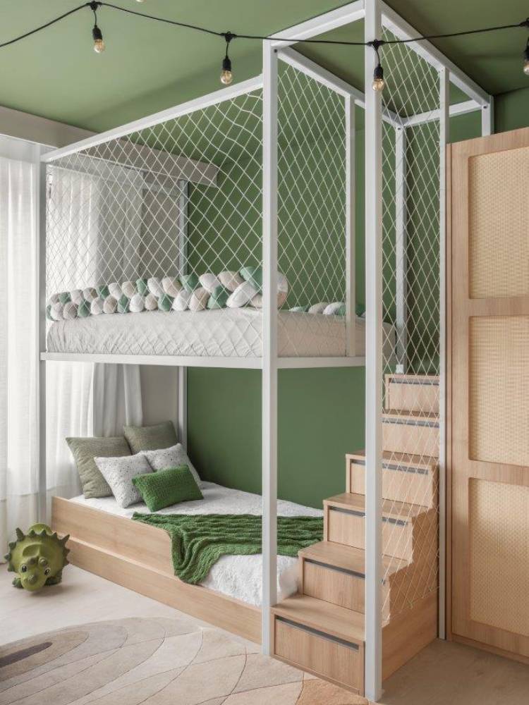 Quarto das crianças com fundo verde, varal de lâmpadas no texto, beliche com escada de madeira e tela imitando rede de gol