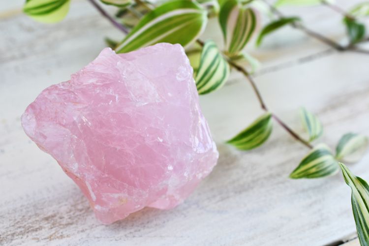 Foto de cristal de quartzo rosa, ingrediente de simpatia para fortalecer relação amorosa