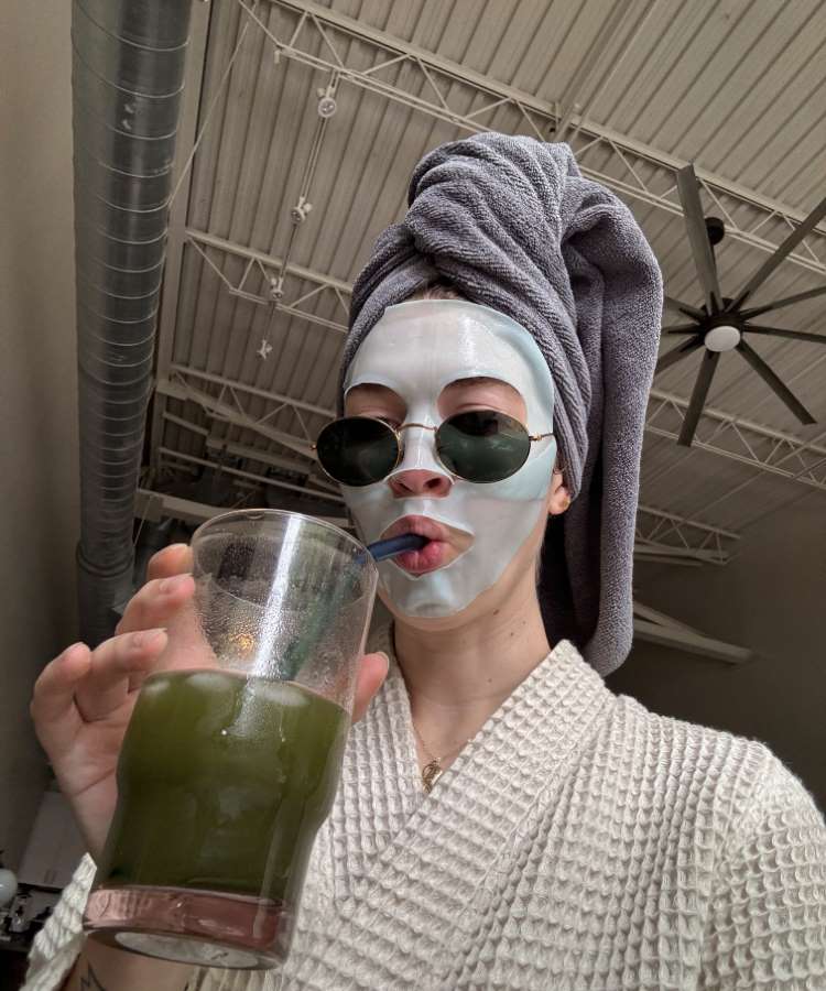 Mulher fazendo skincare tomando chá-verde gelado