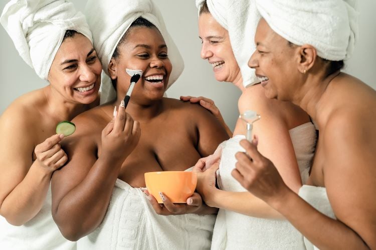 4 mulheres fazendo skincare após banho