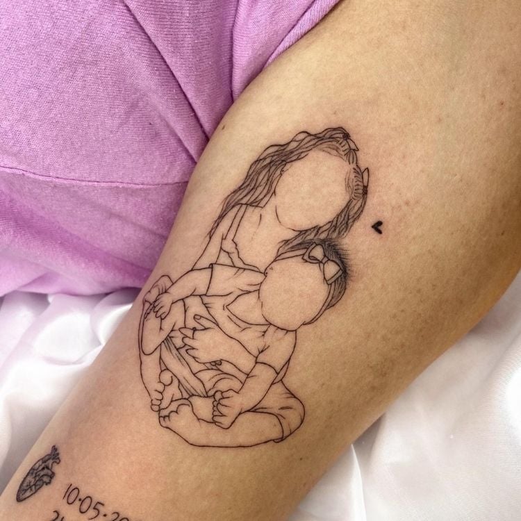 Braço tatuado com contorno de foto de uma menina criança e uma bebê