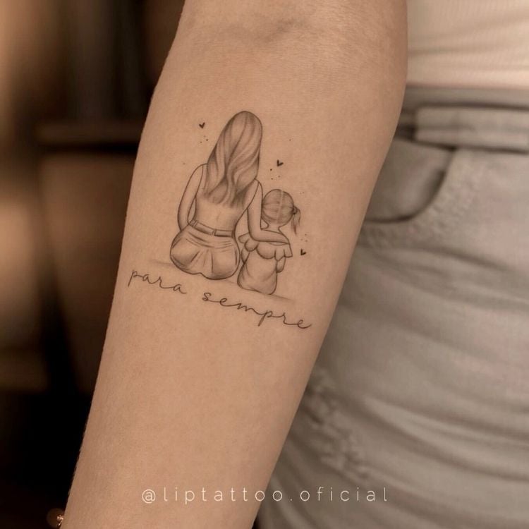 Foto de braço de mulher com tatuagem de mulher e criança de costas, além de frase "para sempre"