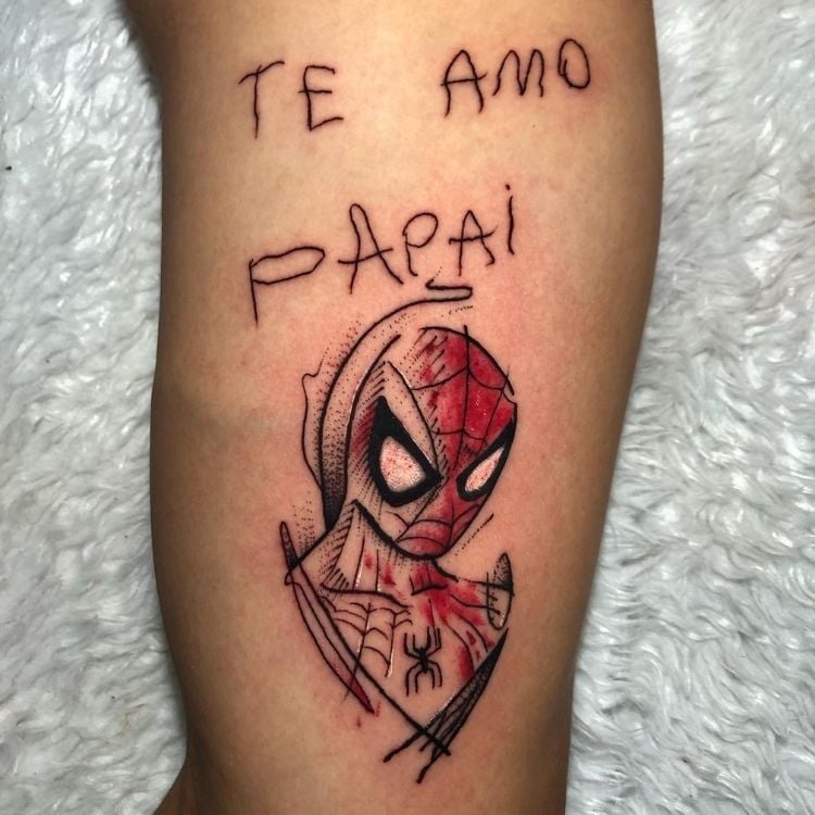 Foto de tatuagem escrito "Te amo papai" com letra de criança e desenho do homem aranha 