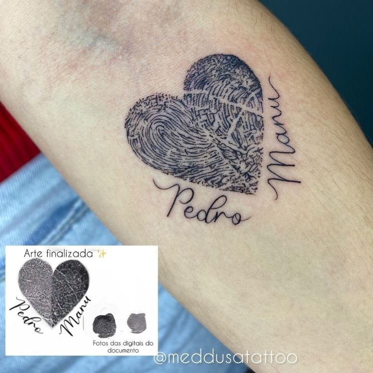 Braço de pessoa de pele clara com tatuagem de digitais formando coração
