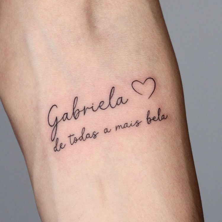 Foto de tatuagem escrito "Gabriela de todas a mais bela" com um coração