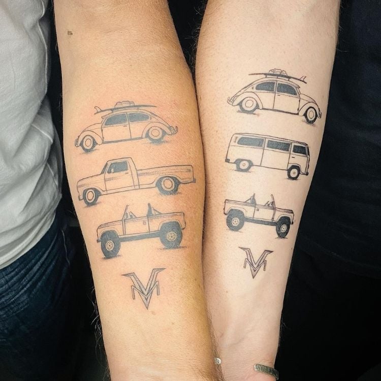 Braço de pai e filho tatuados com carros antigos