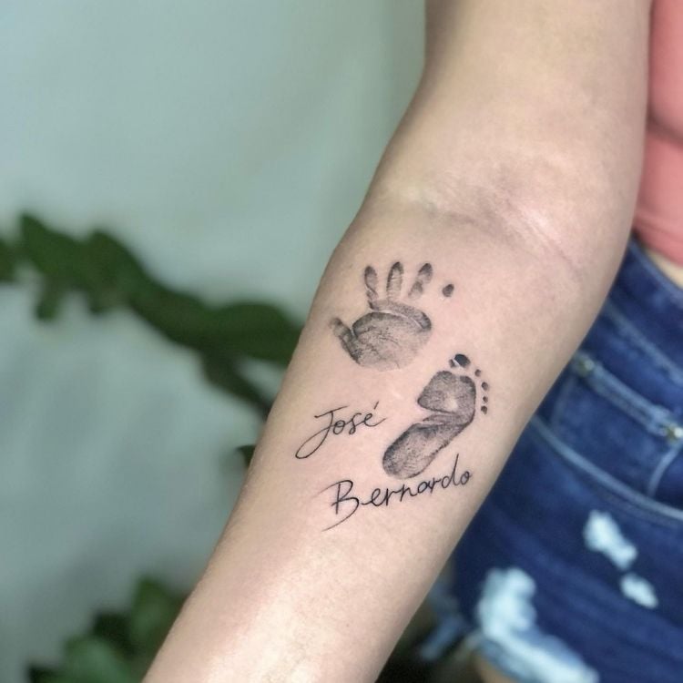 Tatuagem de impressão de mãoe pé de bebê reduzidos, escrito "Jose Bernardo"