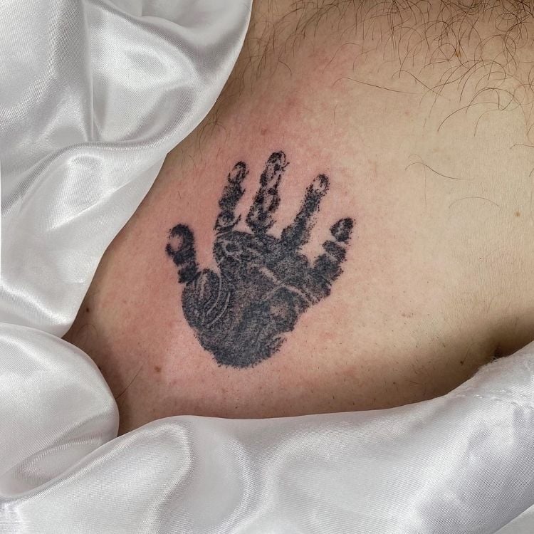 Tatuagem de impressão de mão de bebê