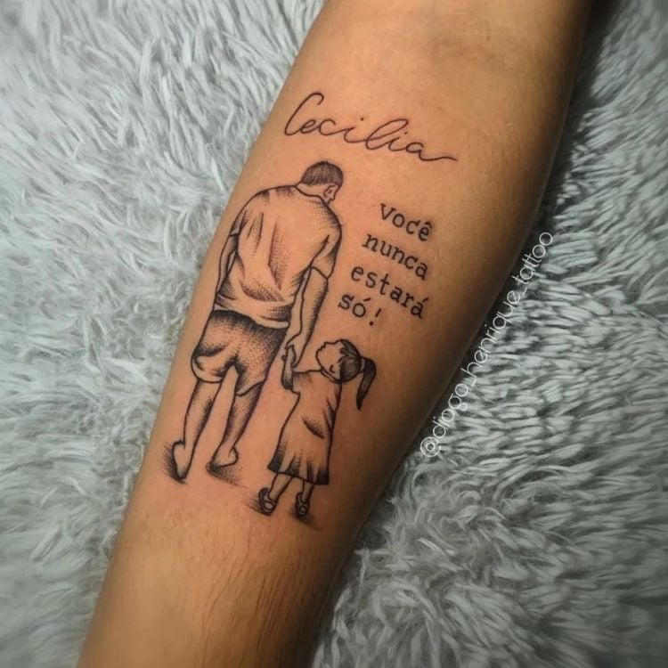 Tatuagem de homem adulto de mãos dadas com criança, "Cecília" e frase "você nunca estará só"