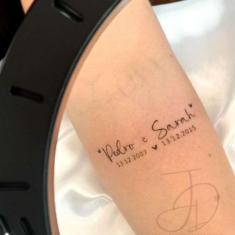 Foto de tatuagem escrito "Pedro e Sarah" com datas