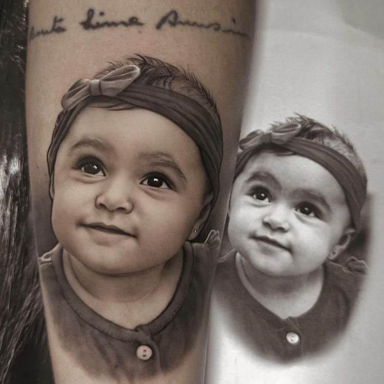 Tatuagem realista de foto de bebê no braço