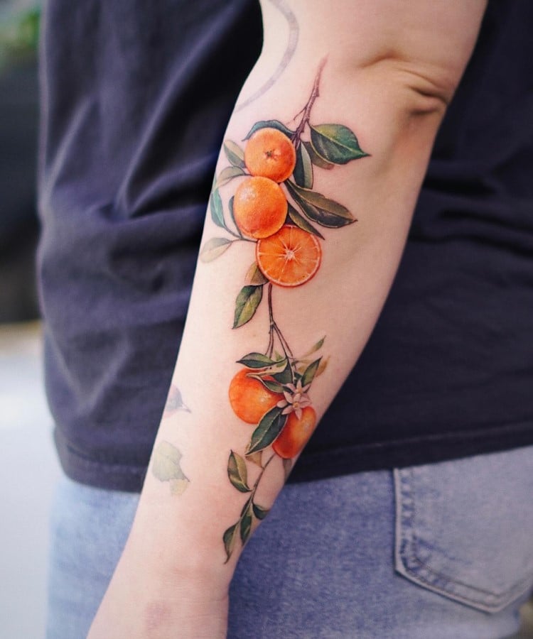 tatuagem botânica de galho de laranja