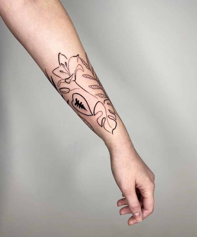 tatuagem botânica de folhagem e flor preto