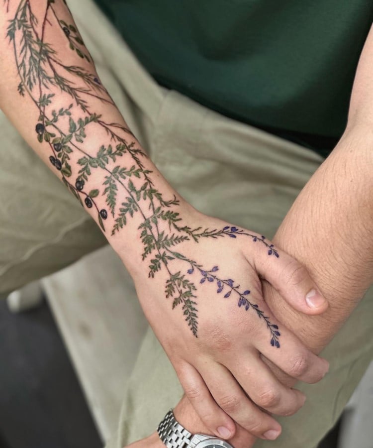 Tatuagem botânica de folhagem floral no na mão e braço