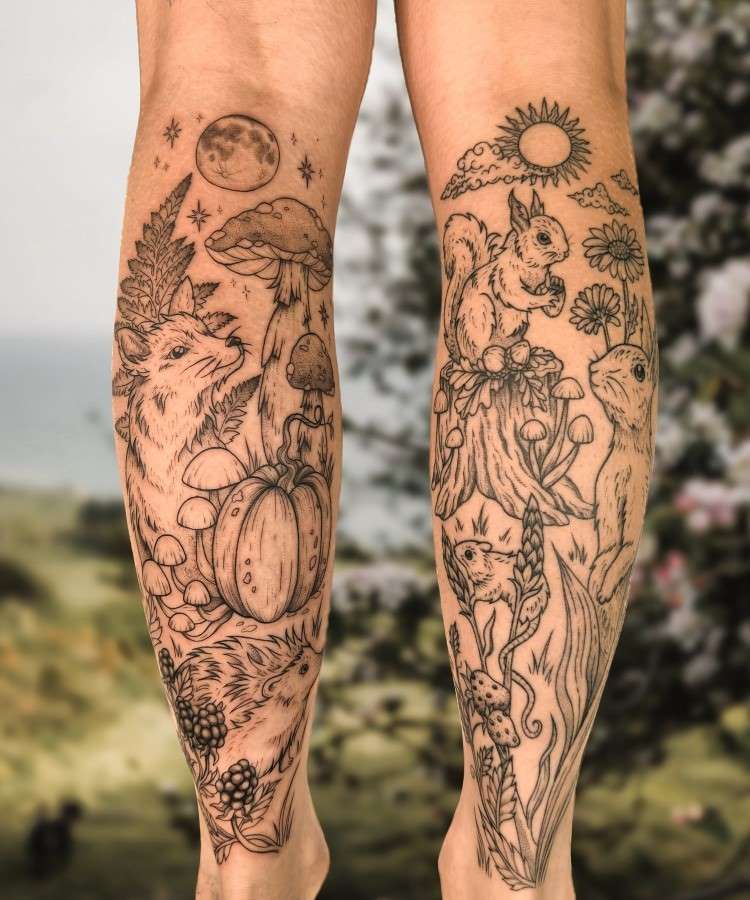 tatuagem botânica nas pernas masculina, com cogumelos, flores, plantas, árvores, animais