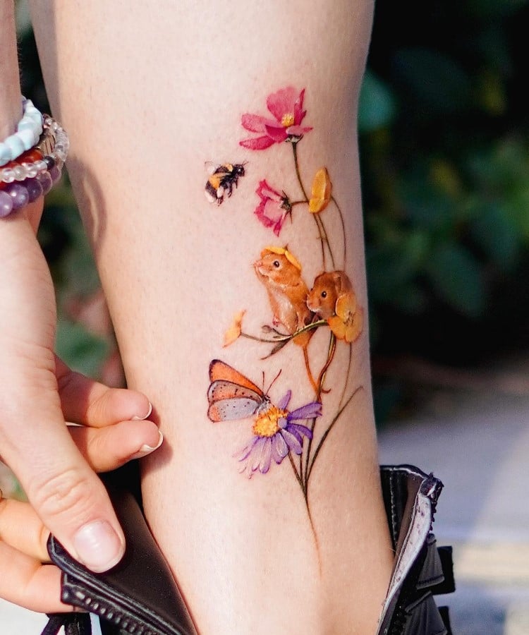 Tatuagem botânica de margaridas com insetos como borboleta, abelha e dois ratinhos