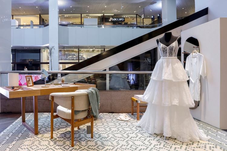 vestido de noiva em manequin em ambiente de shopping no evento D&D Fashion Wedding Design: tendência de decoração para casamento elementos naturais de Cacau Ribeiro