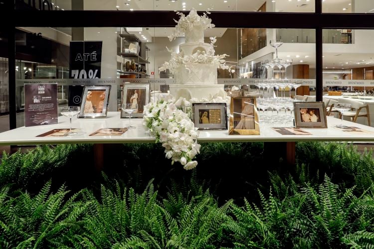 bolo de noiva em mesa enfeitada em ambiente de shopping no evento D&D Fashion Wedding Design: tendência de decoração para casamento simplicidade e elegância de Caio Carvalho