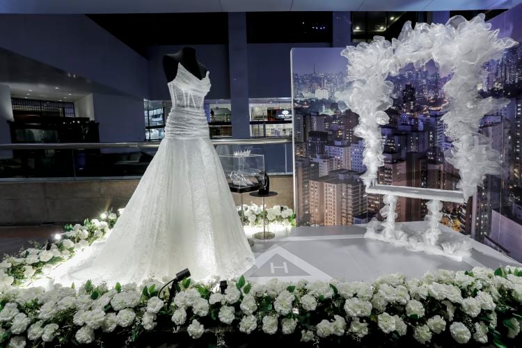 vestido de noiva em manequin em ambiente de shopping no evento D&D Fashion Wedding Design: tendência de decoração para casamento modernidade e glamour de Carla Mazzanti