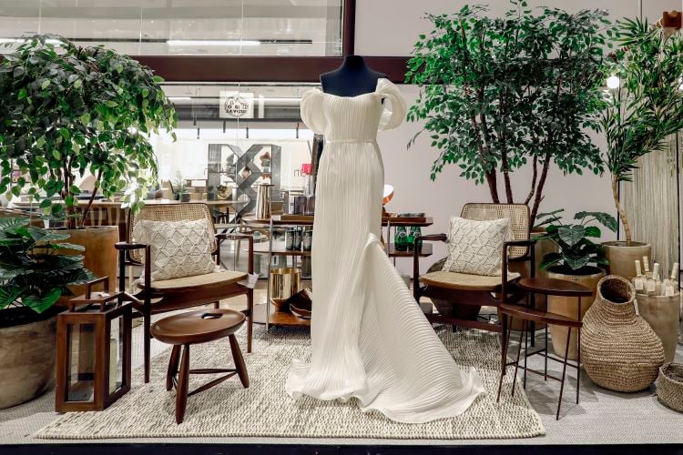 vestido de noiva em manequin em ambiente de shopping no evento D&D Fashion Wedding Design: tendência de decoração para casamento elementos naturais de Chris Bellato e Letícia Sayeg