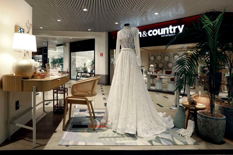 vestido de noiva em manequin em ambiente de shopping no evento D&D Fashion Wedding Design: tendência de decoração para casamento personalização de Flávia Burin e Bruna Moretti