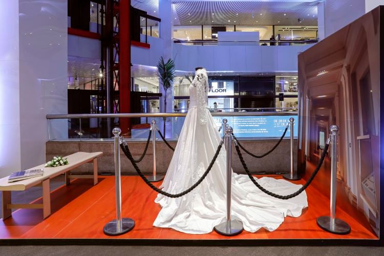 vestido de noiva em manequin em ambiente de shopping no evento D&D Fashion Wedding Design: tendência de decoração para casamento Arte e exclusividade de Luciana Almeida