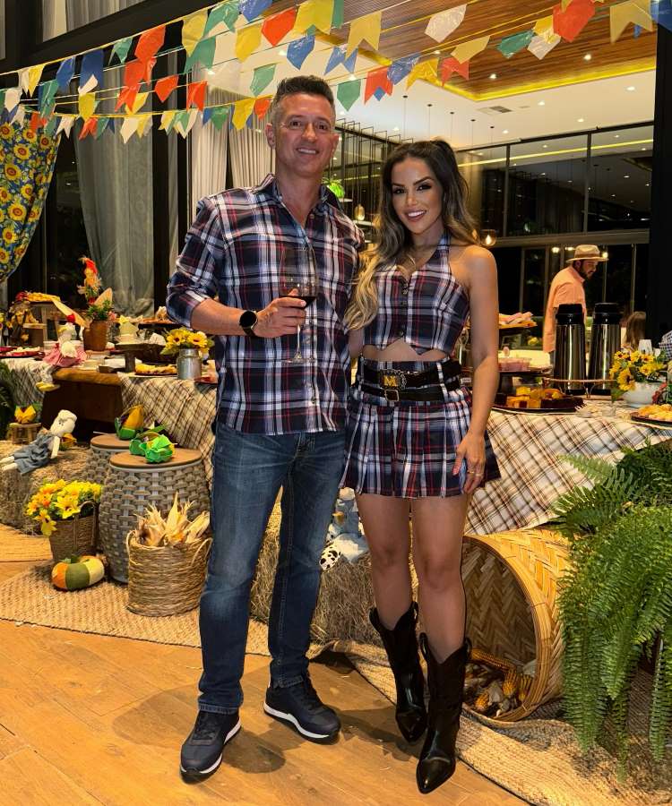 casal com look junino combinando na estampa xadrez