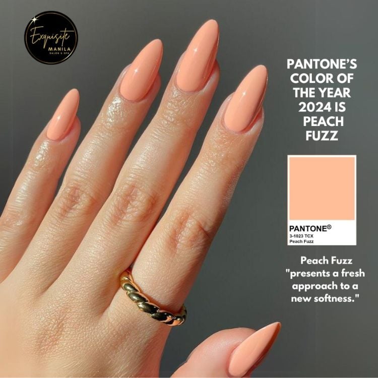Foto de mão de pessoa de pele clara usando unhas em formato almond e esmalte tom peach fuzz