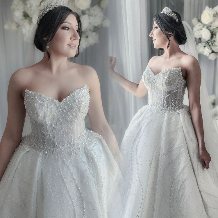 Montagem com duas fotos de mulher de pele clara usando vestido de noiva sem alças bordado com pérolas