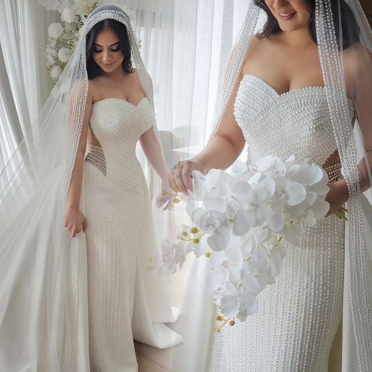 Montagem com duas fotos da mesma mulher de pele clara usando vestido de noiva sem alça bordado em pérolas, véu com pérolas e buquê de flores brancas