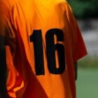 Foto de costas de camisa de futebol do Brasileirão amarela com número 16 em verde
