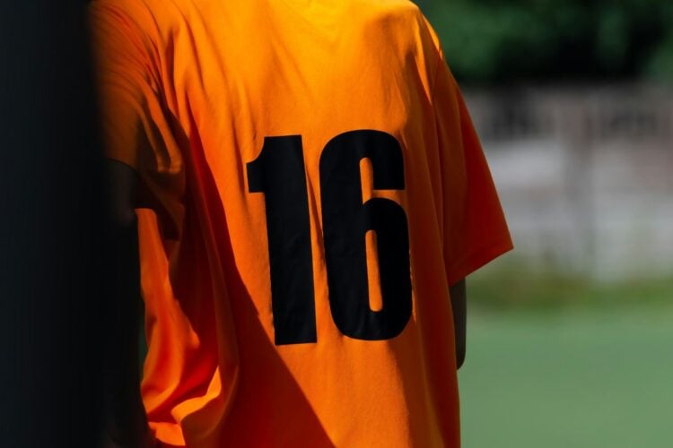 Foto de costas de camisa de futebol do Brasileirão amarela com número 16 em verde