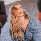 Gisele Bündchen rindo enquanto fotografa campanha de jeans da Colcci